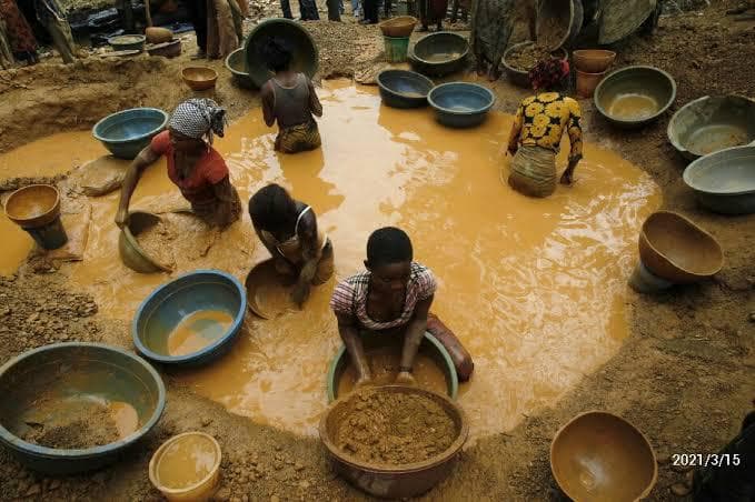 Artisanal mining partners at work
