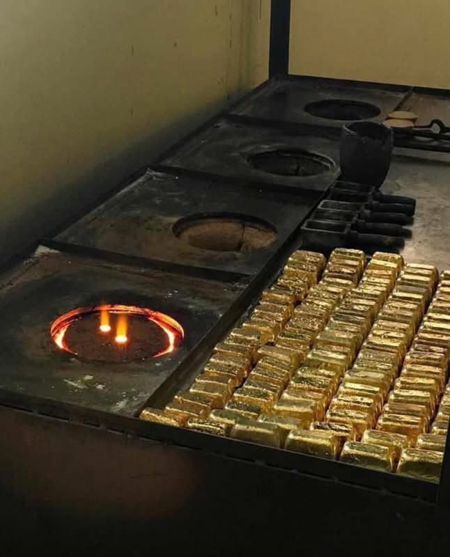 Gold smelting furnace and cooling bars